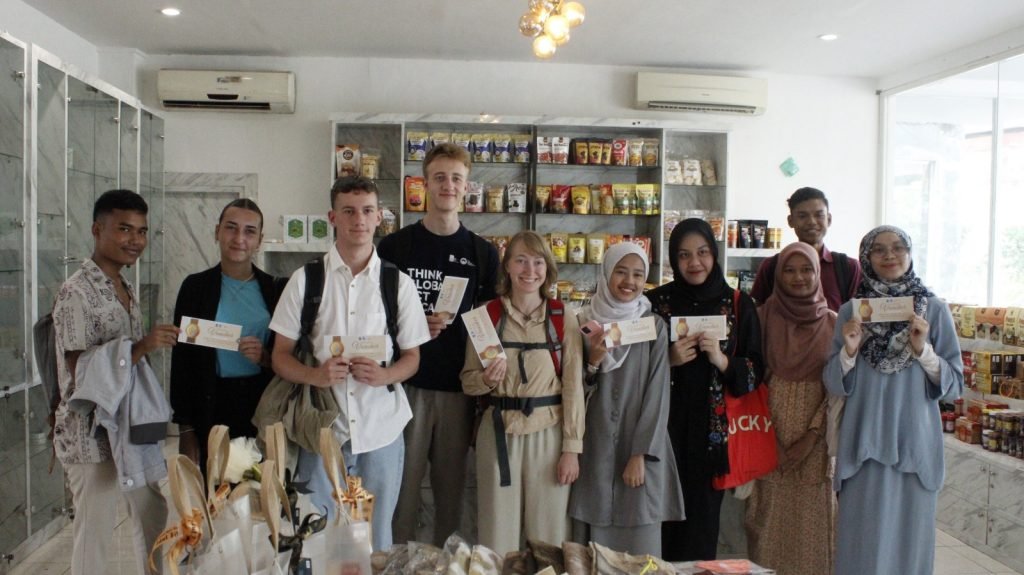 Mahasiswa Asing ITS Dikenalkan UMKM Lokal