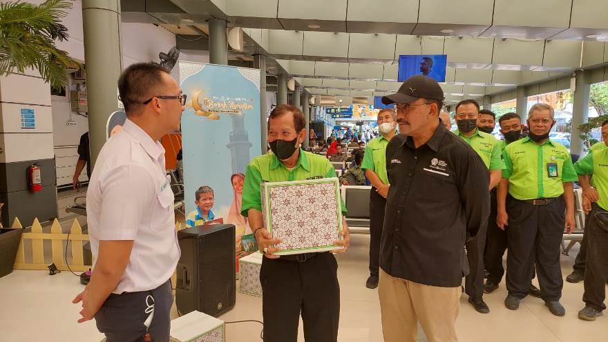 175 Porter Stasiun Pasar Senen Dapat Bantuan Sembako dari KBI