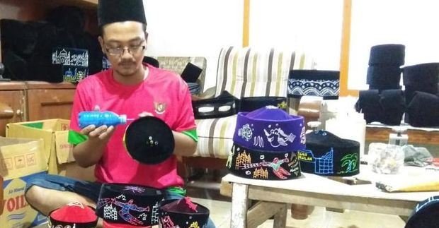 Tiga Peci Unik Buatan Perajin UMKM Lamongan