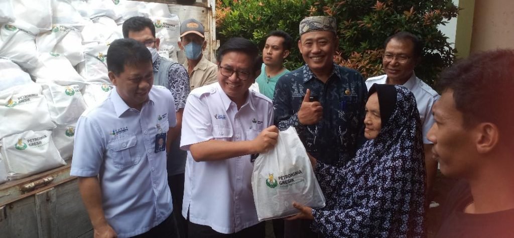 Petrokimia Gresik Serahkan 12.540 Paket Bantuan untuk Warga Sekitar Perusahaan