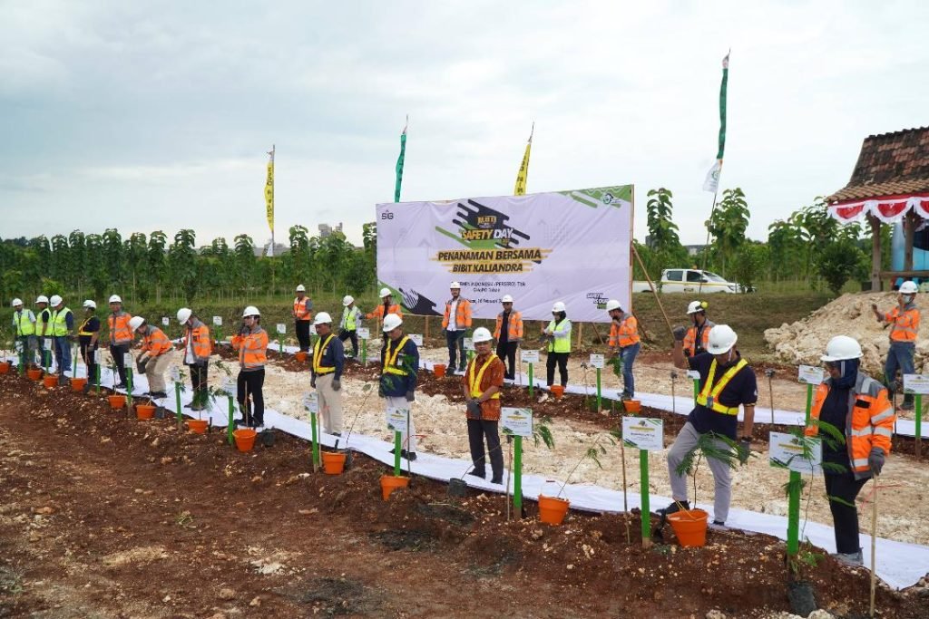 Agar Ramah Lingkungan, SIG Tanam Pohon Kaliandra Merah di Tuban dan Sumbar