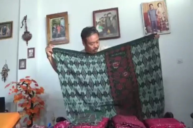 Penjualan Sarung Tenun Goyor di Jombang Melonjak