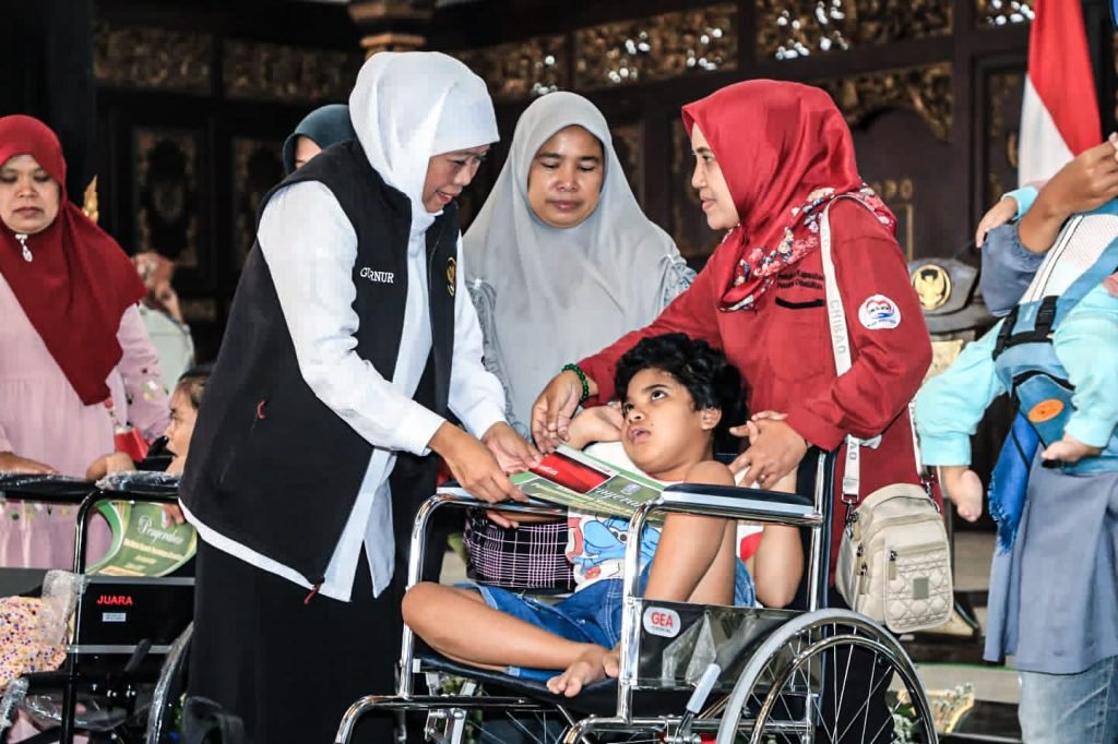 Gubernur Jatim Berikan Bantuan Kemiskinan Ekstrem dan Zakat Produktif di Jombang