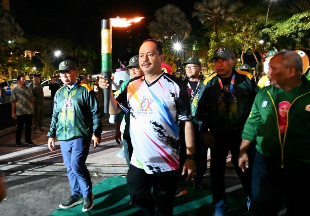 Gubernur Khofifah Terima Kirab Api Obor PORPROV di Grahadi