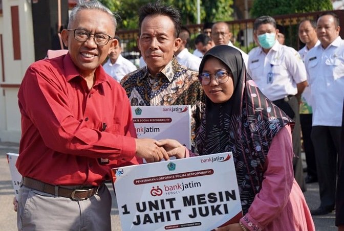 Bank Jatim Serahkan Peralatan UMKM Pamekasan