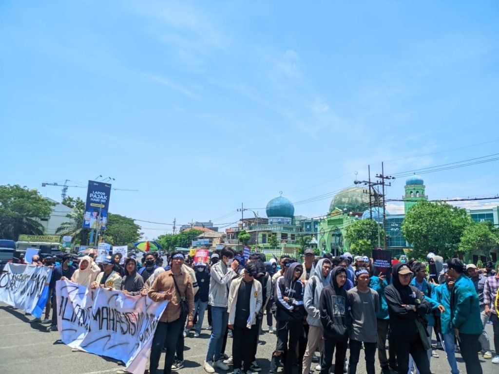 Sejumlah Mahasiswa Demo DPRD Jatim Tolak Dinasti Politik Jokowi