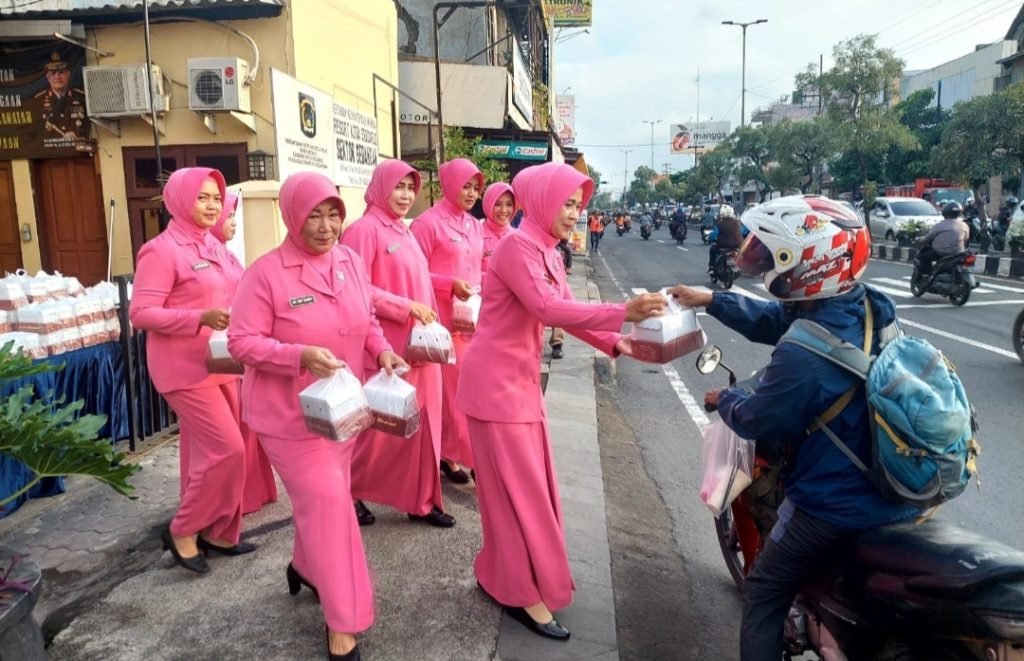 Berkah Ramadhan, Polsek Gedangan dan Pengurus Bhayangkari Bagikan 100 Paket Nasi Kotak