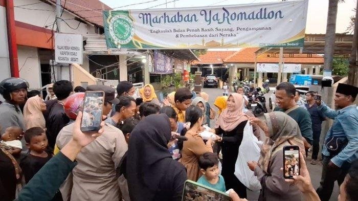 UMKM HKTI Bagi Takjil untuk Warga Sidoarjo