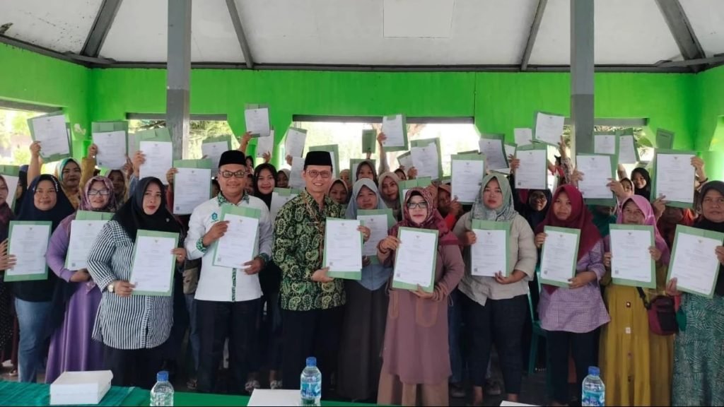 Kemenag Jombang Serahkan Puluhan Sertifikat Halal Pelaku UMKM