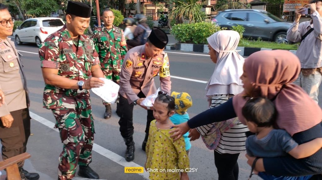 Jelang Berbuka Puasa, Polsek dan Danramil 0816/01 Bagikan Takjil pada Pengendara