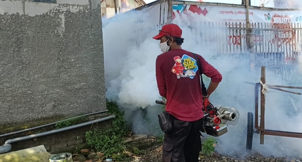 Berantas Sarang Nyamuk DBD, Pasukan PMI Ngawi Lakukan Fogging