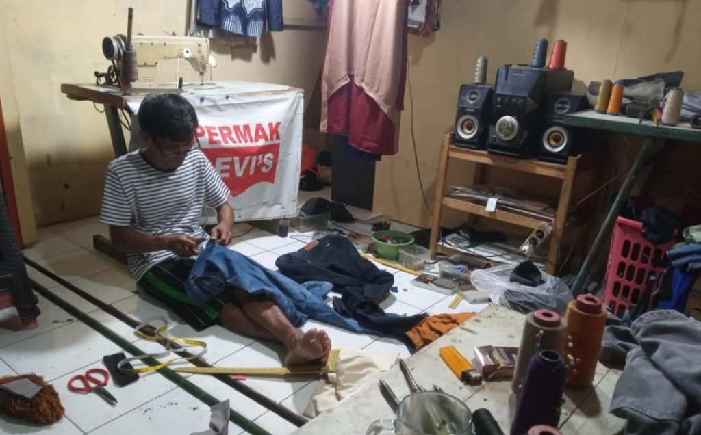 Mendekati Idul Fitri 1445, Tukang Jahit Pakaian di Magetan Kebanjiran Pesanan
