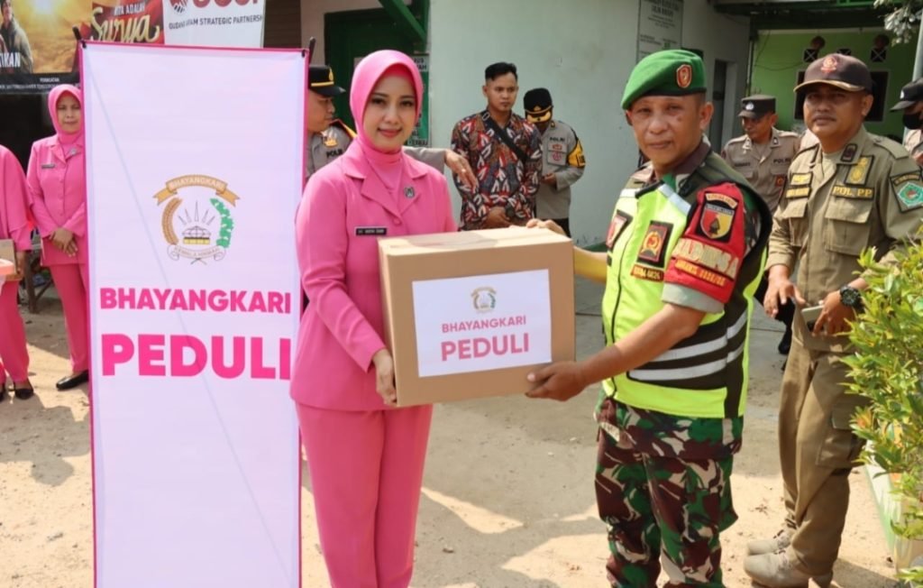 Kapolres dan Pengurus Bhayangkari Pamekasan Cek Kesiapan Personil dan Berikan Bingkisan