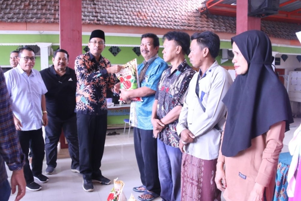 Bupati Sidoarjo Bersama Forkopimda dan Stakeholder Bagikan Bantuan Kepada Warga Terdampak Banjir