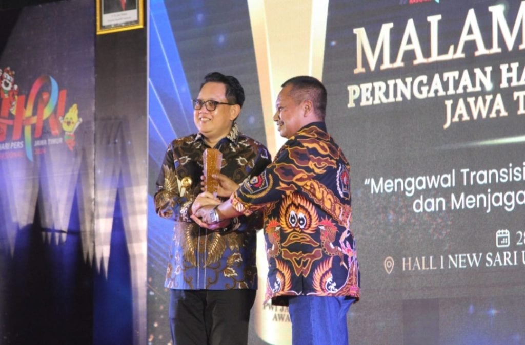 Terima PWI Jatim Award, Pj Gubernur Jatim : Dukung Sepenuhnya Kegiatan Pers