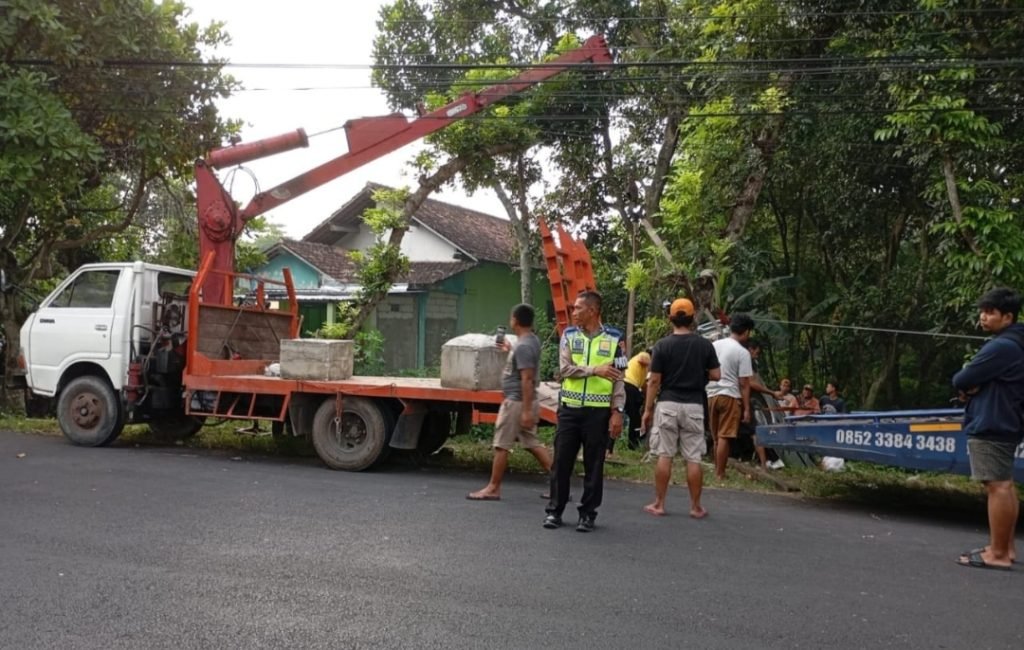 Usai Berwisata di Telaga Sarangan, Sebuah Minibus Alami Kecelakaan di Desa Kuwonharjo