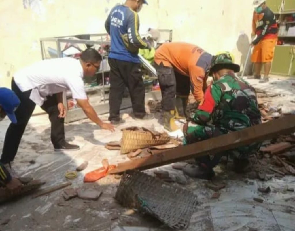 Dua Janda Alami Luka Akibat Reruntuhan Atap Rumahnya Ambruk