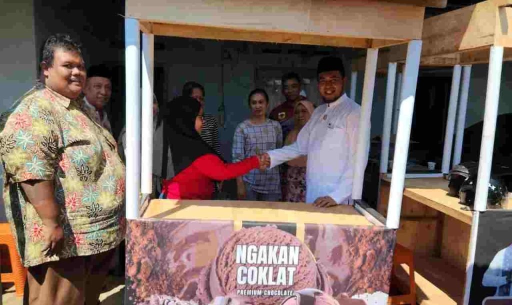 Bacabup Ini Serahkan Rombong kepada Pelaku UMKM Bondowoso