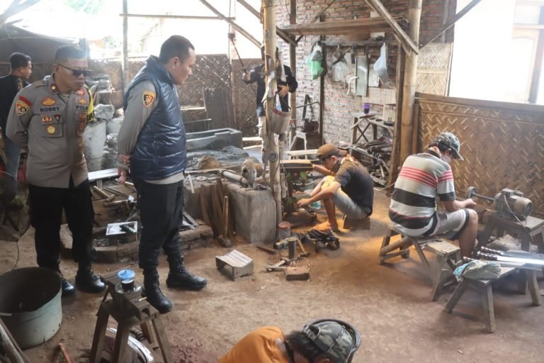 Kunjungi dan Tinjau UMKM Sektor Industri Kerajinan Tangan