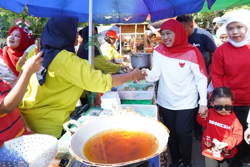 Khofifah Jalan Sehat Sambil Menyapa Warga dan UMKM