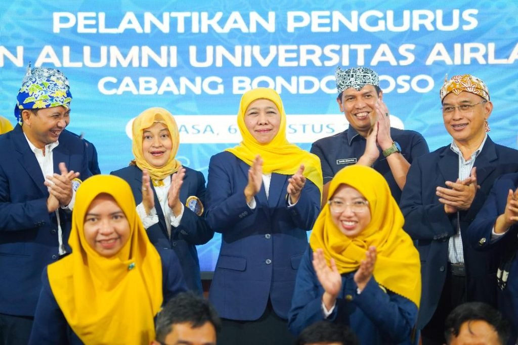 Inilah Pesan Khofifah saat Melantik Pengurus Ika Unair Bondowoso