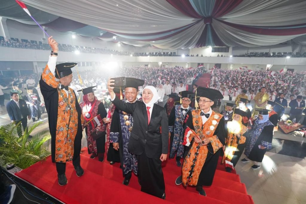 Khofifah Orasi Ilmiah di Hadapan Mahasiswa Baru UTM Madura