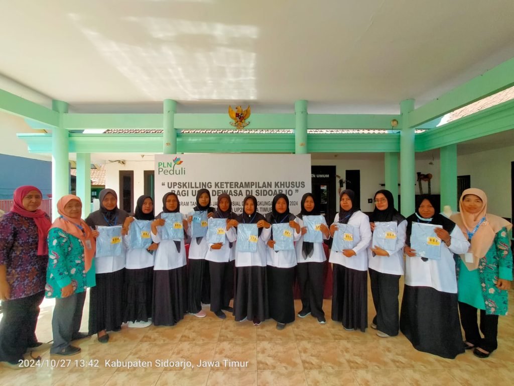 Kompeten dan Siap Berkarya: Seluruh Peserta TJSL 2024 Berhasil Lulus Uji Kompetensi Tata Busana