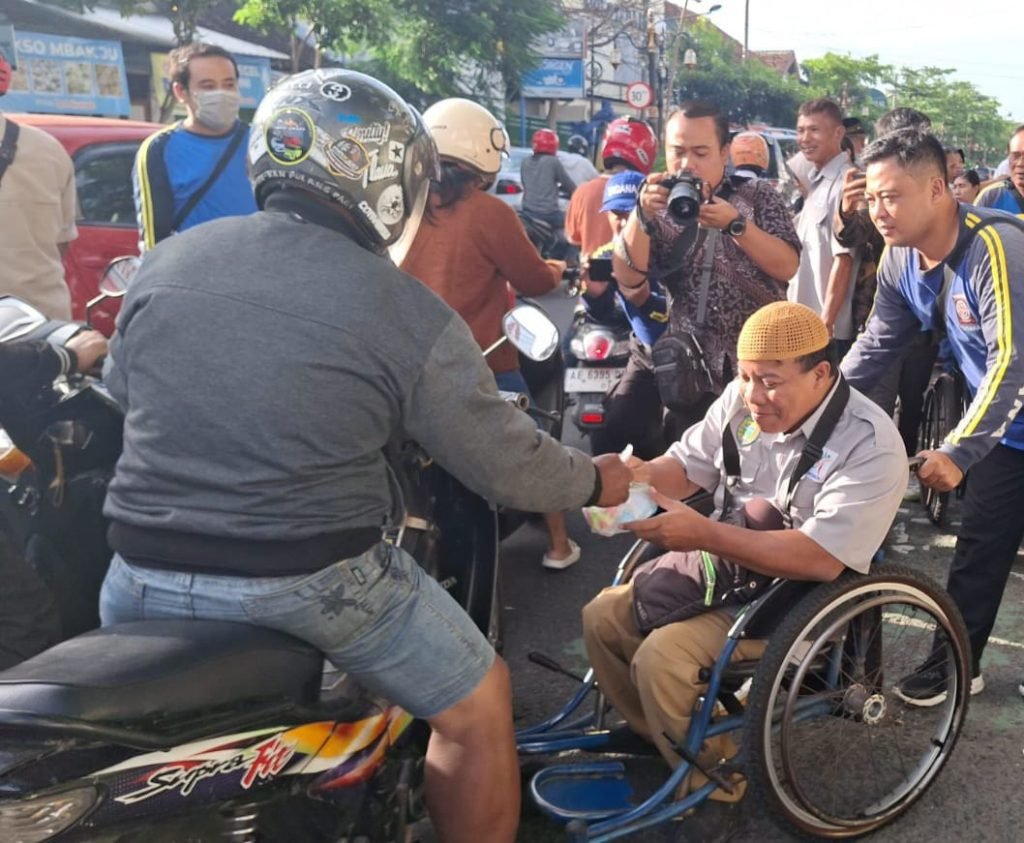 Penyandang Disabilitas Kota Madiun Bagikan Takjil Ramadan: Bukti Ketulusan Tanpa Batas