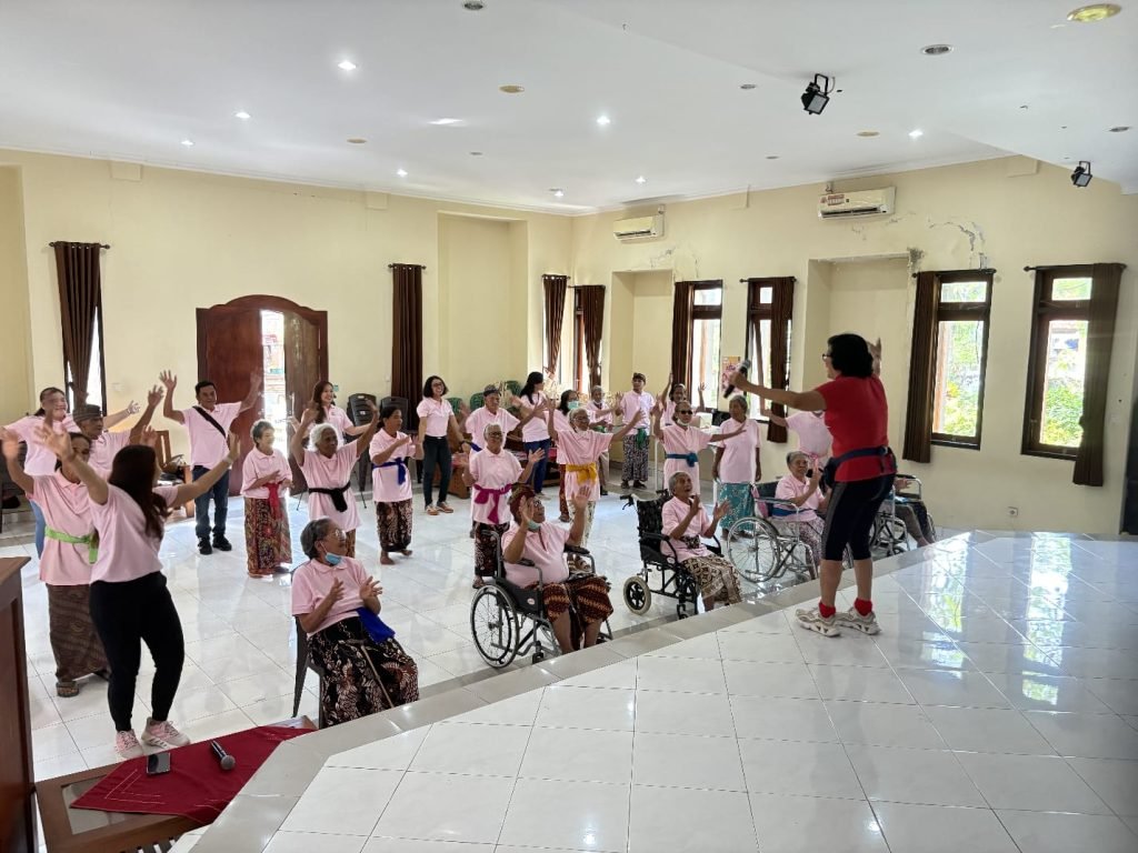 Aksi Peduli Kesehatan Lansia, Srikandi PLN UP2B Bali Wujudkan Semangat Kartini Masa Kini