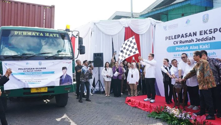 CV Rumah Jeddiah Tembus Pasar Ekspor: 8.872 Pasang Alas Kaki Meluncur ke Kuwait