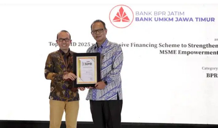 Dukung UMKM, Bank UMKM Jatim Sabet Penghargaan Top BUMD 2025