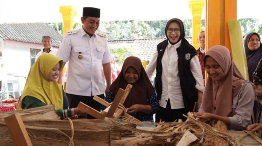 Pemkab Lumajang Dukung UMKM Desa Duren Kembangkan Produk Serat Batang Pisang