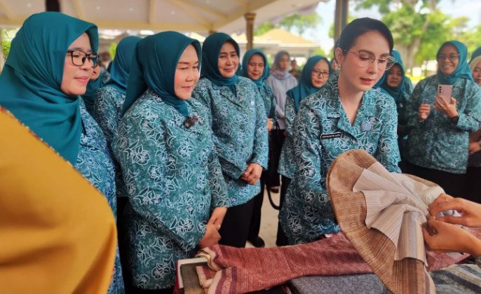 Arumi Bachsin Apresiasi Inovasi PKK Jombang dan Produk UMKM Lokal