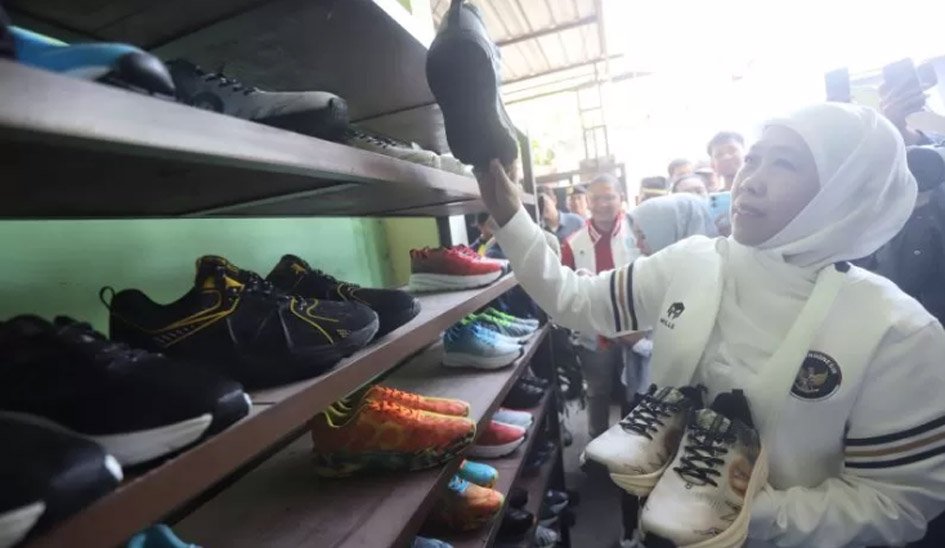 Gubernur Khofifah Dukung UMKM Alas Kaki Mojokerto Tembus Pasar Kalimantan