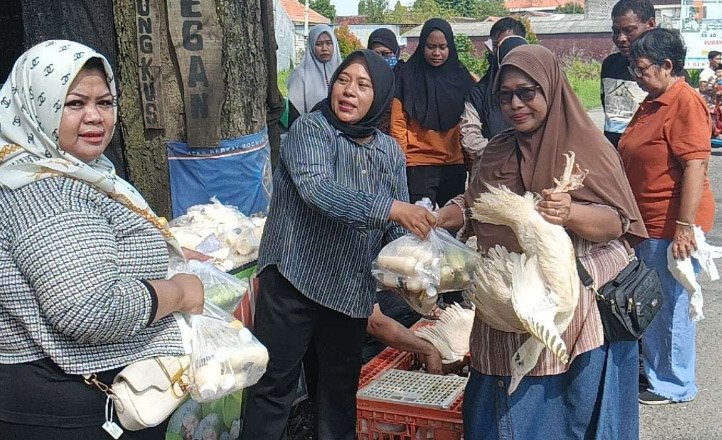Sambut Tahun Baru 2026, Gerai UMKM Lamongan Berbagi Sembako dan Bebek Mentok kepada Anggota