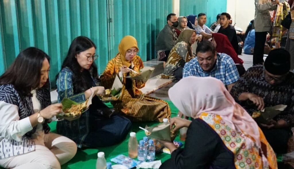 Dorong UMKM Kuliner, Wali Kota Kediri Gelar Makan Pecel Tumpang di Jalan Stasiun