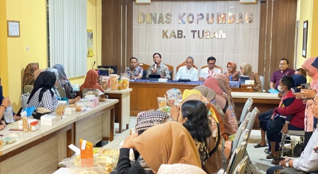 Diskopumdag Tuban Fasilitasi Kemitraan UMKM dengan Toko Swalayan