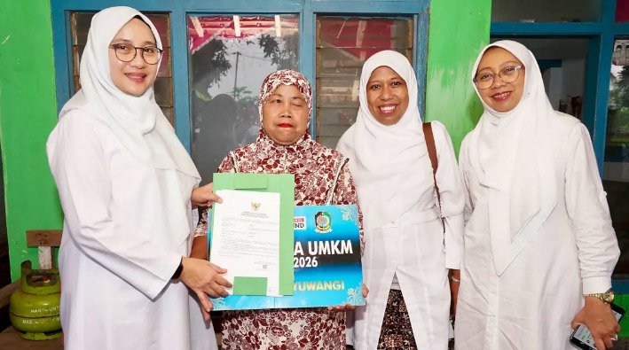 Bupati Banyuwangi Salurkan Program Wenak, Warung Saimah Naik Kelas dan Makin Produktif