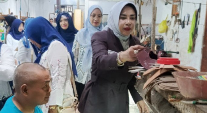 Produk Kulit Asli Buatan UMKM Krian Dapat Dukungan Pemkab Sidoarjo