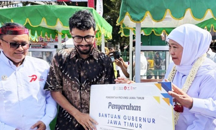 Hari Koperasi 2026, Khofifah Bagikan Gerobak kepada Pelaku UMKM di Pamekasan