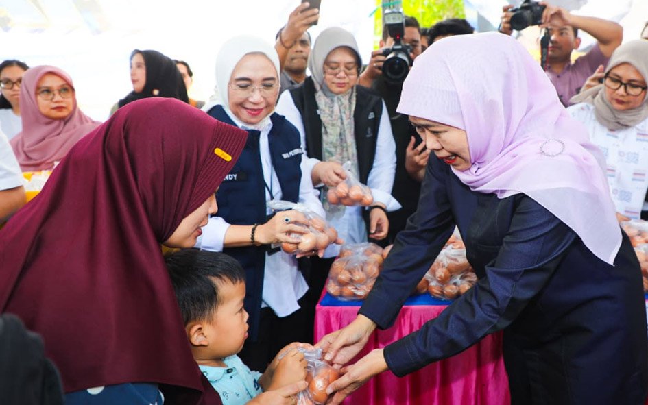 Jaga Daya Beli Warga, Khofifah Lanjutkan Pasar Murah ke-81 Sekaligus Dorong UMKM