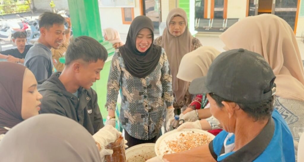 UMKM Mebel Desa Soko Dibekali Cara Mengolah Limbah Serbuk Kayu Menjadi Media Jamur Tiram