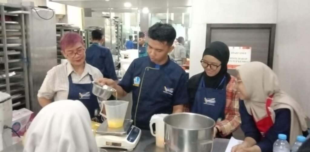 Bogasari Baking Center Latih 25 Warga Surabaya Bikin Produk Makanan Bernilai Jual